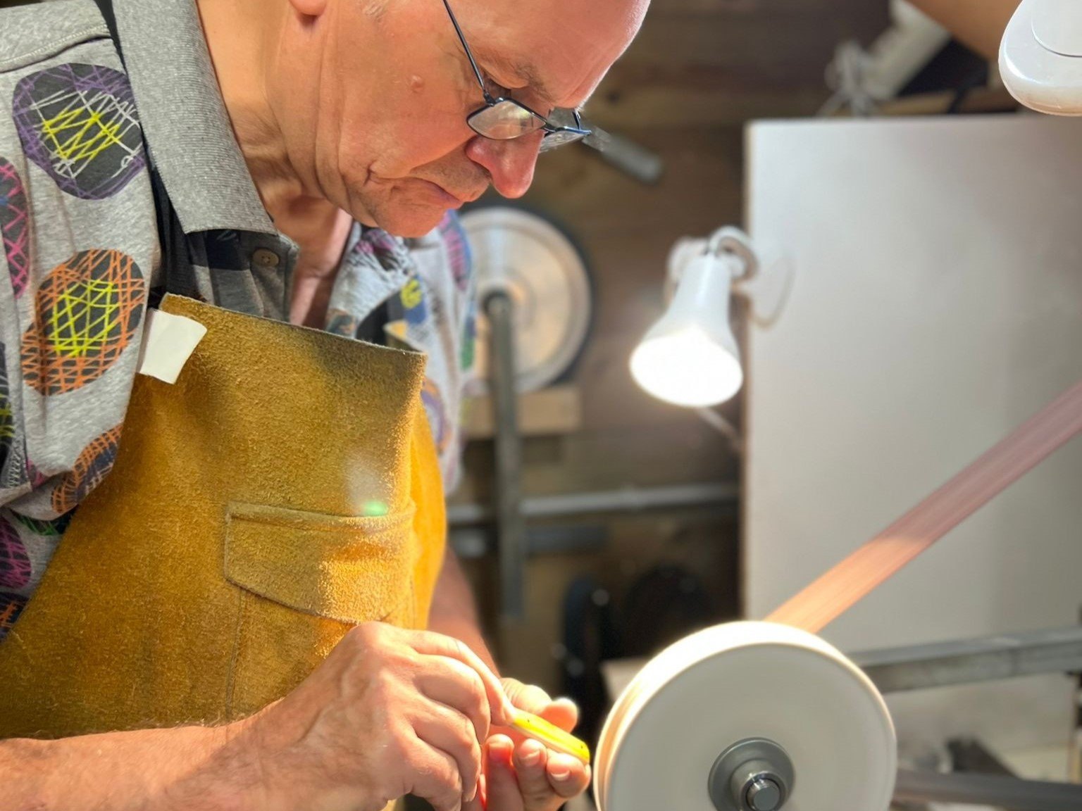 Jean-Marie montre un geste de coutellerie à son stagiaire