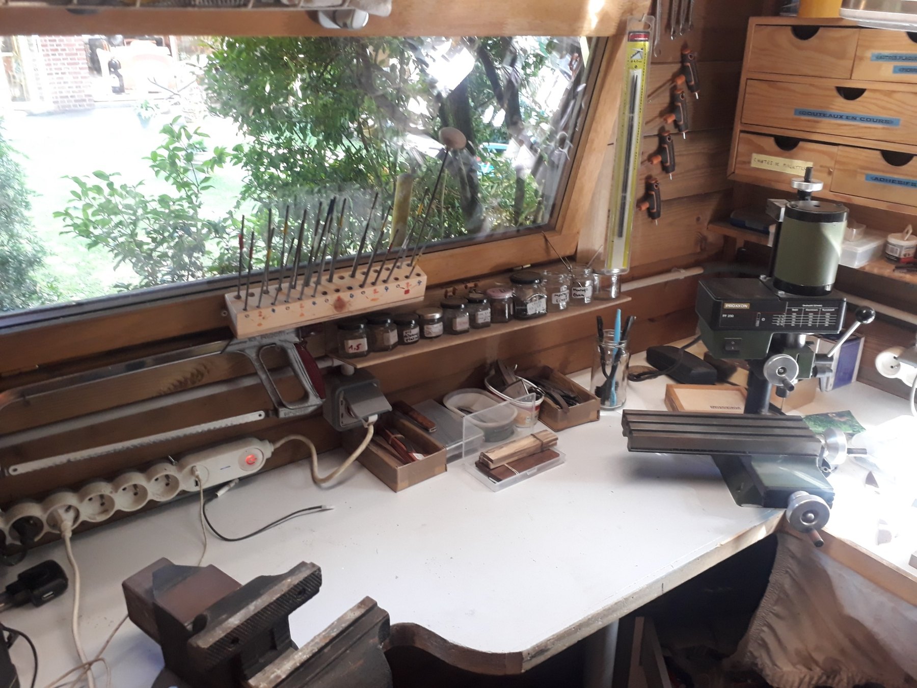 Établi et outillage de l'atelier