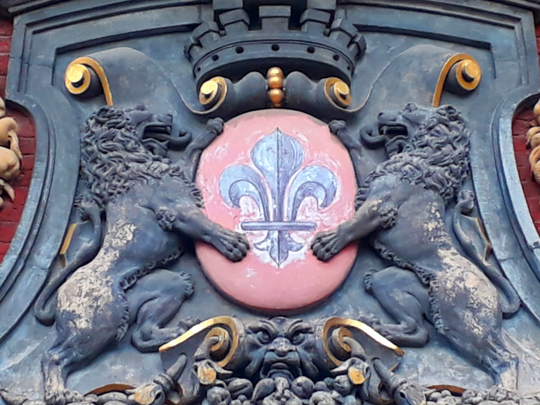 Lions des Flandres et fleur de lys, détail architectural à Lille