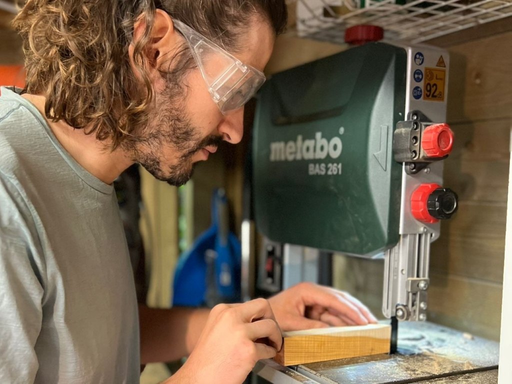 Stagiaire travaillant au backstand dans l'atelier